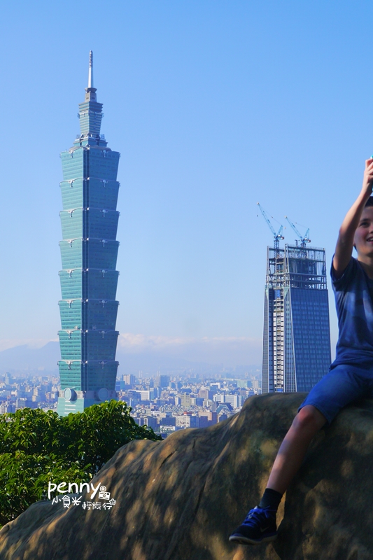 輕旅行｜台北旅遊-不用走到鐵腿也可以登象山，永春崗公園入口，讓你輕鬆上象山賞景